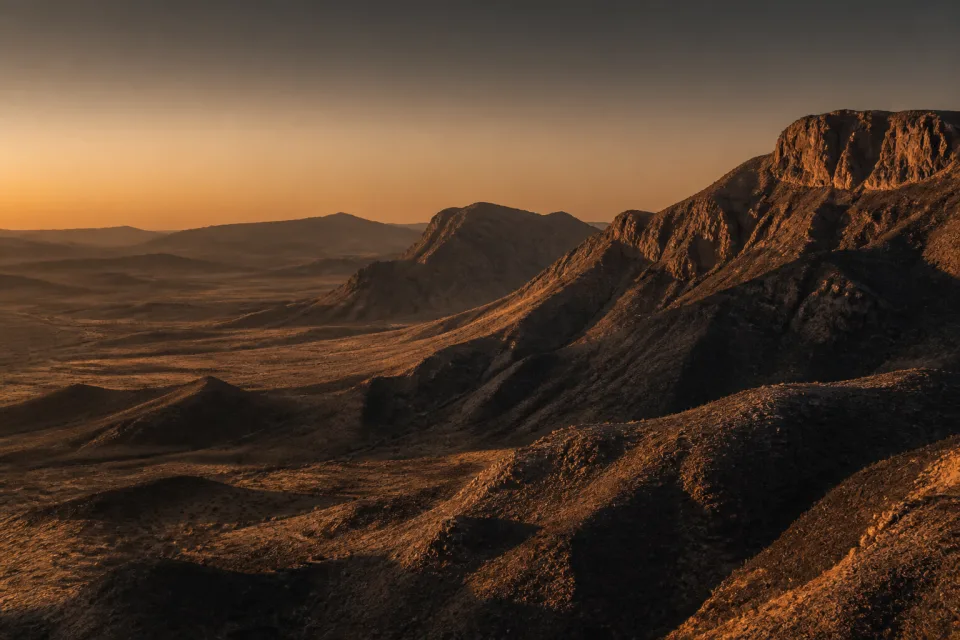 Paisaje árido del norte de México con montañas al atardecer